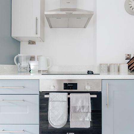 Contemporary Two Bedroom Duplex - Secluded Residence With Parking In A Prime Central Location 본머스 외부 사진
