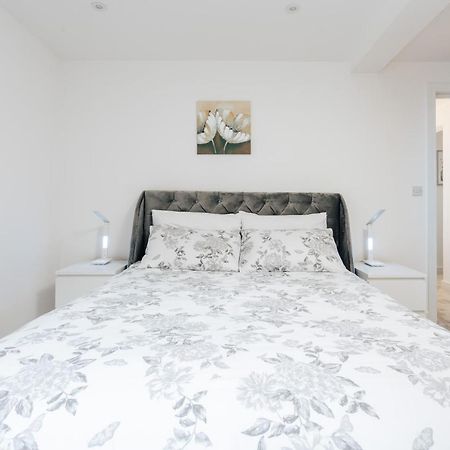 Contemporary Two Bedroom Duplex - Secluded Residence With Parking In A Prime Central Location 본머스 외부 사진