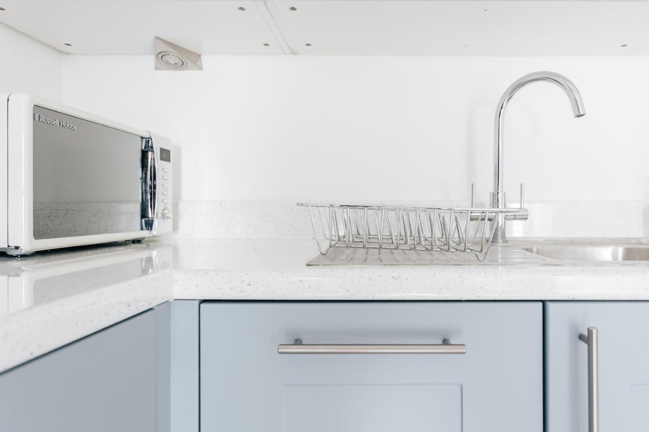 Contemporary Two Bedroom Duplex - Secluded Residence With Parking In A Prime Central Location 본머스 외부 사진
