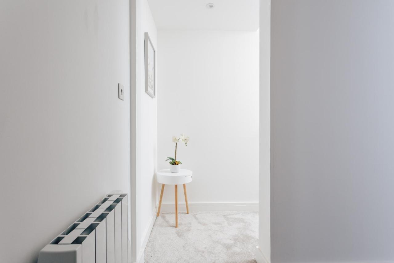 Contemporary Two Bedroom Duplex - Secluded Residence With Parking In A Prime Central Location 본머스 외부 사진