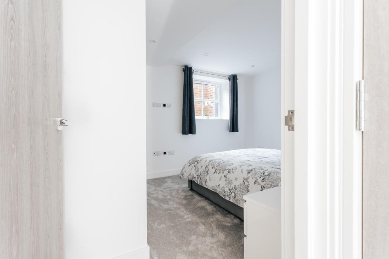 Contemporary Two Bedroom Duplex - Secluded Residence With Parking In A Prime Central Location 본머스 외부 사진