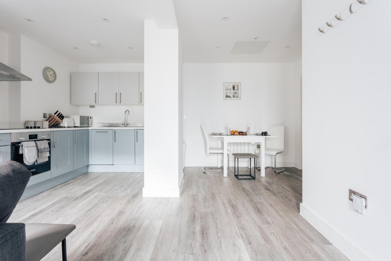 Contemporary Two Bedroom Duplex - Secluded Residence With Parking In A Prime Central Location 본머스 외부 사진