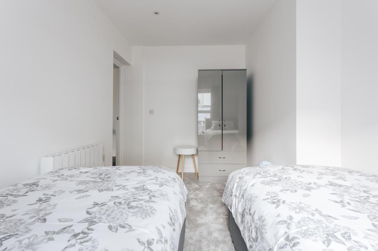 Contemporary Two Bedroom Duplex - Secluded Residence With Parking In A Prime Central Location 본머스 외부 사진