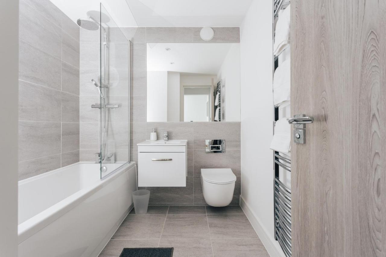 Contemporary Two Bedroom Duplex - Secluded Residence With Parking In A Prime Central Location 본머스 외부 사진