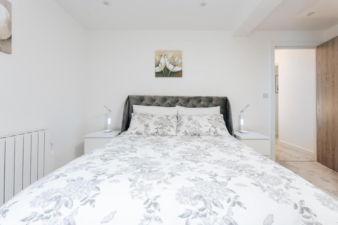 Contemporary Two Bedroom Duplex - Secluded Residence With Parking In A Prime Central Location 본머스 외부 사진