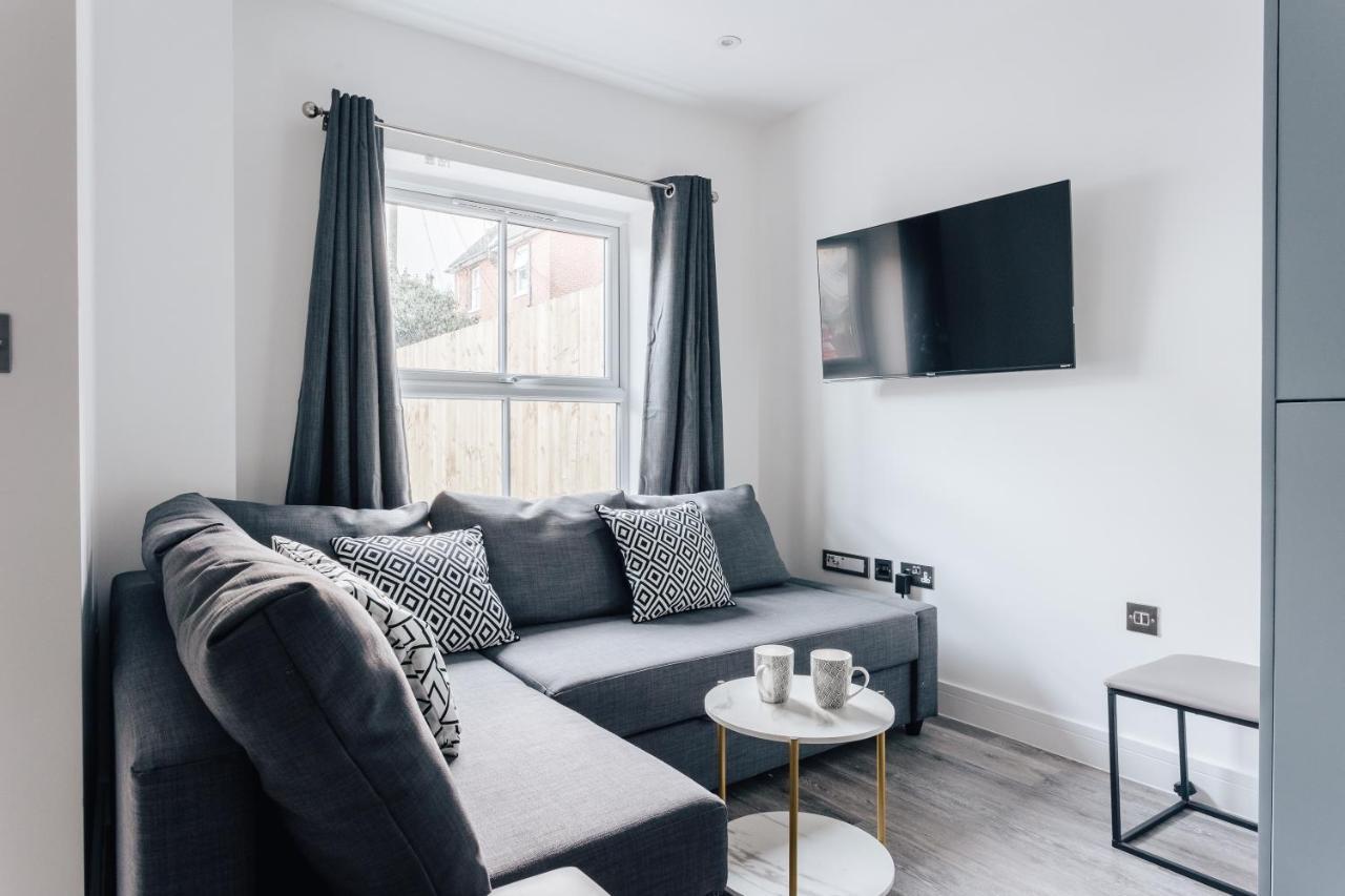 Contemporary Two Bedroom Duplex - Secluded Residence With Parking In A Prime Central Location 본머스 외부 사진