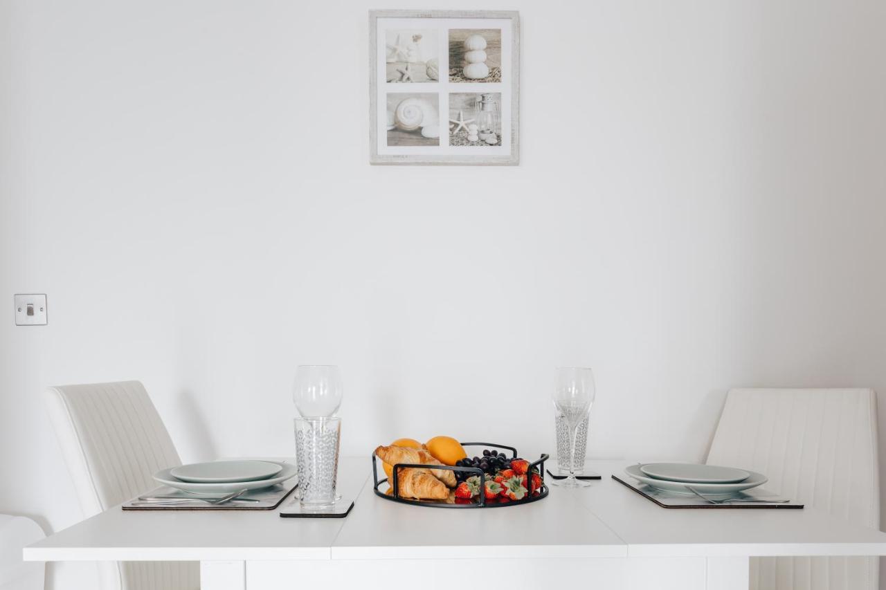 Contemporary Two Bedroom Duplex - Secluded Residence With Parking In A Prime Central Location 본머스 외부 사진