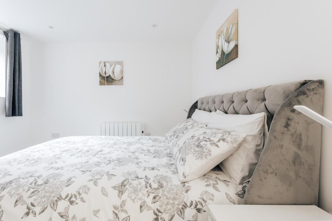 Contemporary Two Bedroom Duplex - Secluded Residence With Parking In A Prime Central Location 본머스 외부 사진